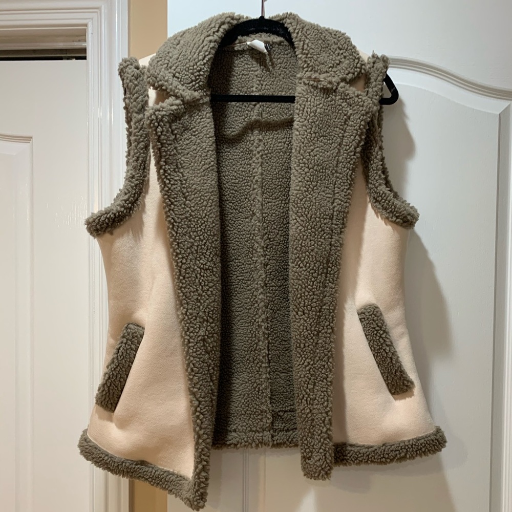 ANTHROPOLOGIE AKEMI + KIN Sherpa/Suede vest